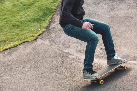 high-speed skater in snakerun track, spot reportage