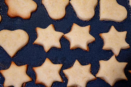 Freshly roasted cookies in the tray. Top view