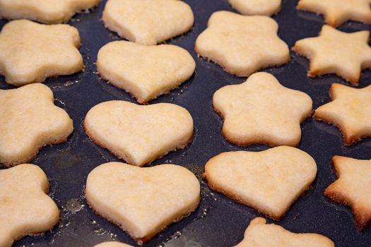 Freshly roasted cookies in the tray. Close up