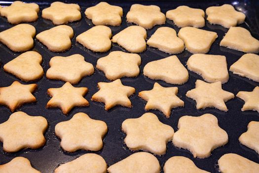 Freshly roasted cookies in the tray. Close up