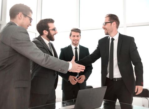 boss and employee shaking hands with each other.office weekdays