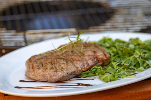 beef steak with spinach and arugula salad
