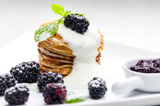 pancakes with blackberries and cream