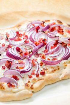 pizza with red onion, bacon and cream