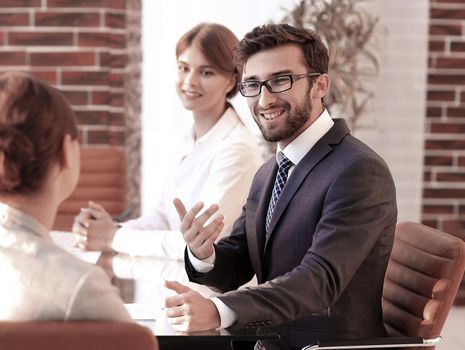 closeup.business team discussing new ideas at your Desk.