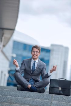 focused business man sitting on the steps on a city street. photo with copy space