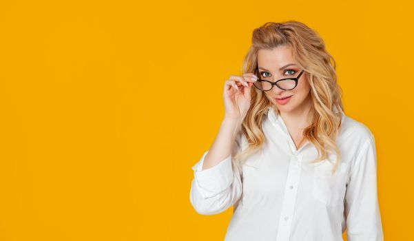 Elegant blond businesswoman taking off glasses and looking at camera with satisfied and confident gaze smiling cheeky knowing ways to success how lead business, taking care finance questions easily