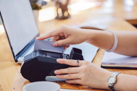 card swipe machine, cyber security, convenience of payment, staff use EDC card machine to swipe customer credit card to make in-store purchases.