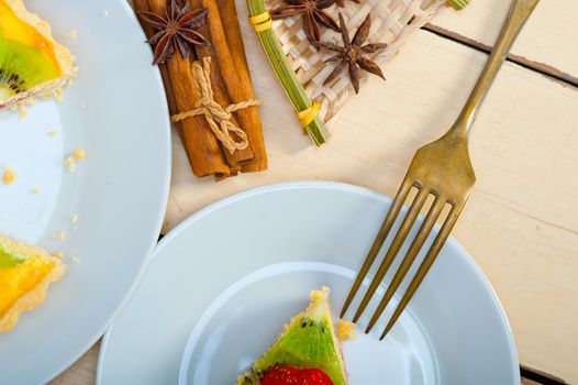 kiwi and strawberry pie tart with lemon custard cream and spices