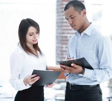 businessman and the employee discussing work schedule.business concept