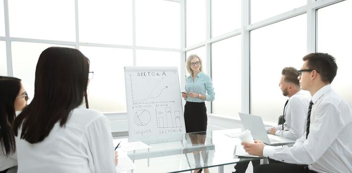 businesswoman holds a meeting with the business team. the concept of a startup