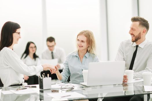 Manager shaking hands with client at office meeting. concept of cooperation