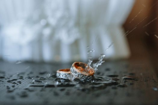 Wedding rings that get splashed with water