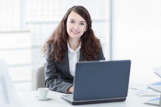 successful business woman sitting at the Desk in the office.photo with copy space
