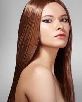 Beautiful yong Woman with Long Straight Brown Hair. Sexy Fashion Model with Smooth gloss Hairstyle. Beauty with Make-up, keratin treatment
