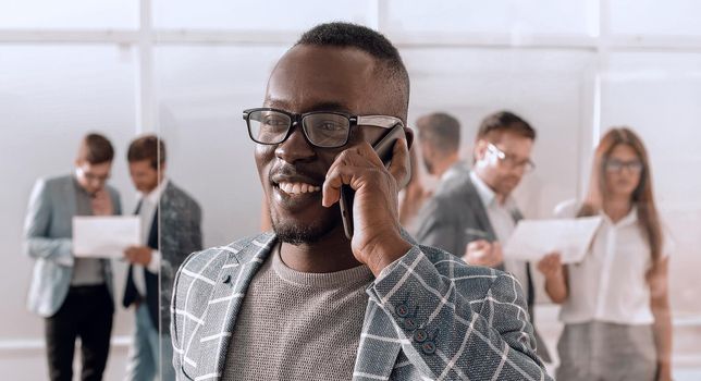 young businessman talking on a mobile phone. photo with copy space