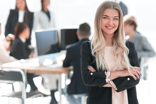 happy young woman in the background of the office. photo with a copy of the space