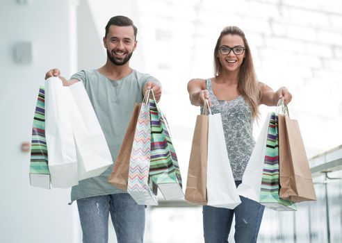 happy husband and wife showing their shopping bags.photo with copy space