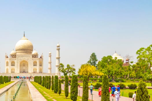 Uttar Pradesh India 10. Mai 2018 Taj Mahal in Agra India Mogul marble mausoleum and panorama of the famous 17th century symmetrical gardens.