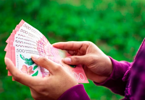 people counting banknotes, Nicaraguan 500 cordobas banknotes