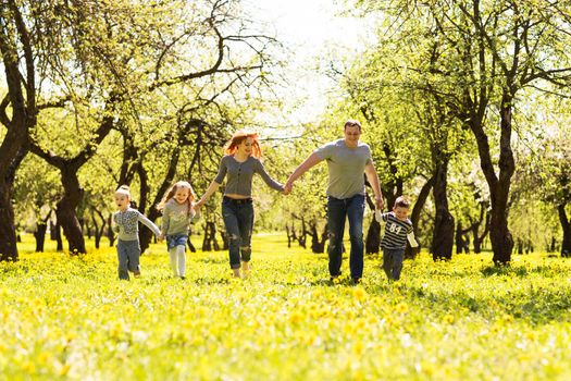 Riendly, cheerful family having a picnic.