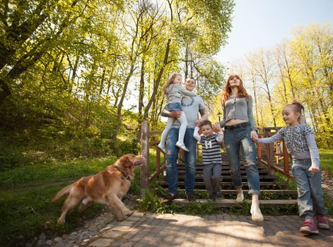 Riendly, cheerful family having a picnic.