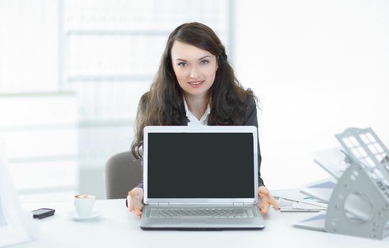 woman Manager is showing on a laptop.photo with copy space