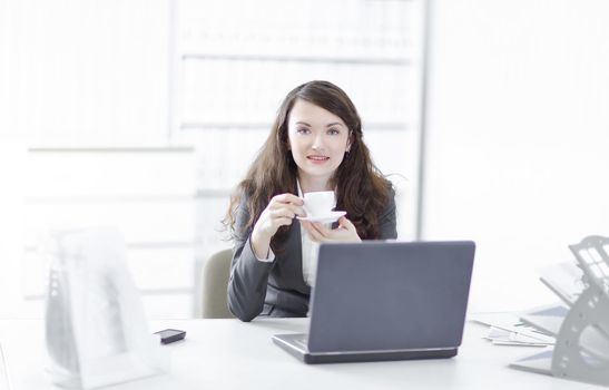young business woman with Cup of coffee in a work break.photo with copy space