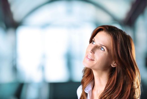 Portrait of a thoughtful businesswoman looking up outdoors