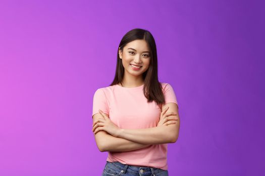 Assertive good-looking female entrepreneur young girl starting own business, feel encouraged, confidently smiling, cross arms chest, talking llively friends, stand purple background joyful.