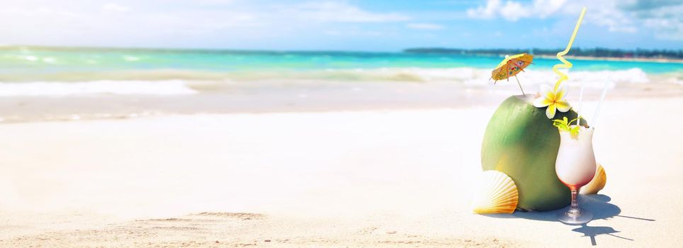 Sandy tropical beach with summer drinks. Holiday background.