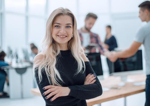 young woman sitting at an office Desk. photo with a copy of the space