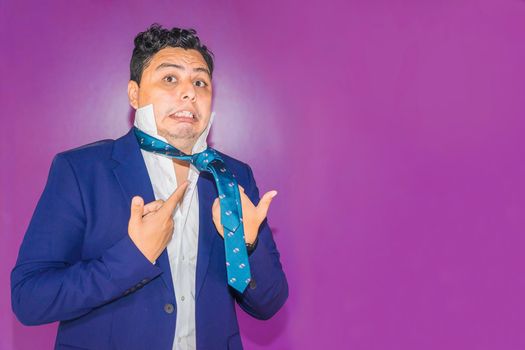 Nicaraguan man looking to know how to tie a tie knot on a plain purple background
