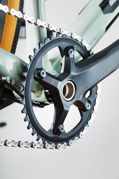 Bicycle crank system with chain close-up, mechanism for repair and tuning