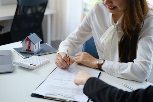 Guarantee, mortgage, agreement, contract, sign, the customer is signing the contract document as evidence to the real estate agent or bank officer according to the agreement according to the document.