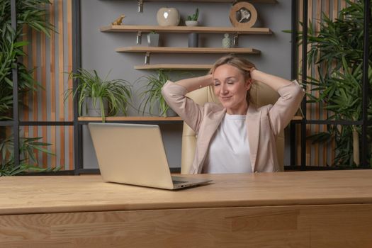 The girl at the computer business lady, the concept of a torgitologist gender equality job shopping freelance worker equality, from search networking from study for adult animals, network notebook. Caucasian lifestyle theater, table happiness