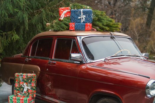 retro car with gifts for the new year