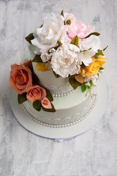 A top view shot of a weeding cake designed by flowers.