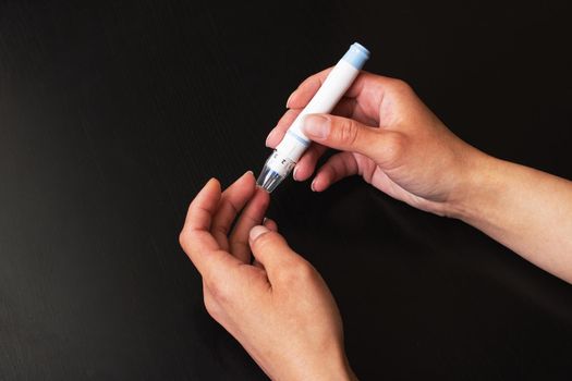 The lancet device pierces the finger close up