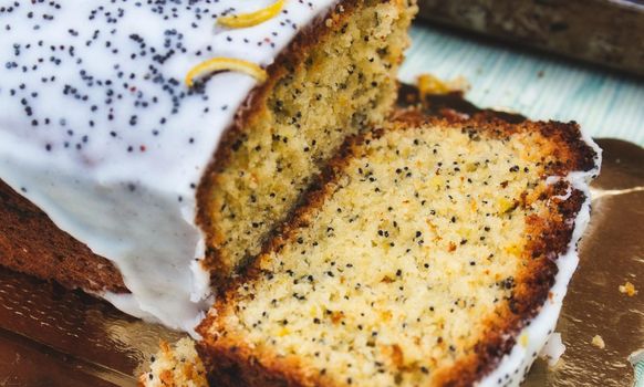 Poppy seed cade with slices of lemon and icing sugar