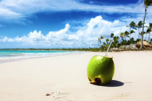 Sandy tropical beach with summer drinks. Holiday background.