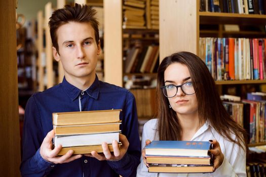 Students have to read many books to get ready for classes and not fall far behind their groupmates