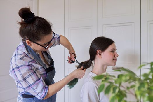 Mother cut hair daughter to teenager, cut dyed unhealthy hair.