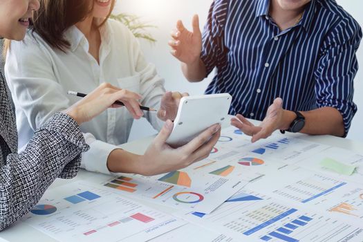 Planning to reduce investment risks, the image of a group of businesspeople working with partners is adjusting marketing strategies to analyze profitable and targeted customer needs at meetings.