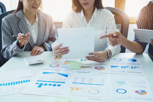 Planning to reduce investment risks, the image of a group of businesspeople working with partners is adjusting marketing strategies to analyze profitable and targeted customer needs at meetings.