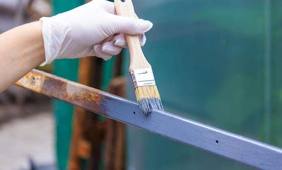 paint the iron frame with gray paint. selective focus