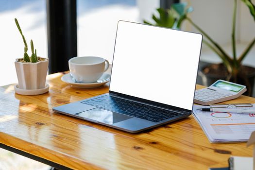 A white screen computer on a wooden table can carry text messages or images on a blank screen