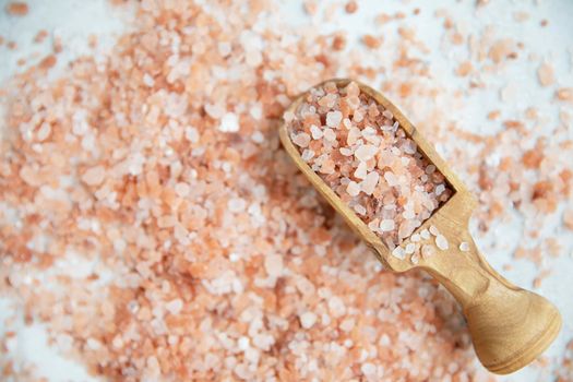 Pink Himalyan salt in wooden scoop, Flat lay
