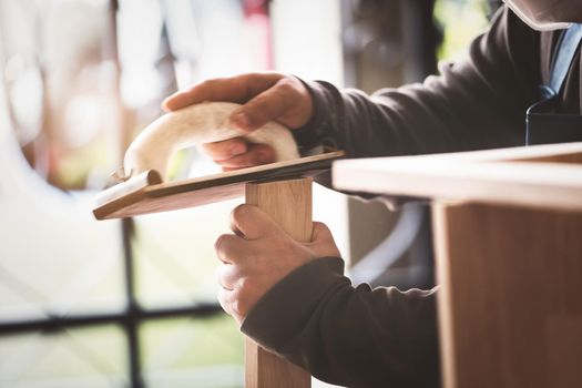 Focusing on woodwork, woodworking entrepreneurs use sandpaper to decorate wooden pieces to assemble and create wooden tables for their clients