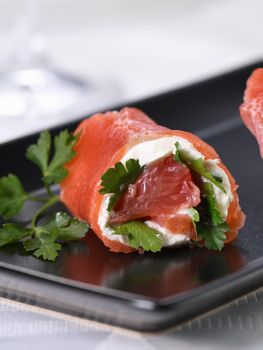 Salmon strip with cream cheese and grapefruit, rolled up.
These bite-sized rounds are a great option to serve as an appetizer aperitif, a perfect, festive recipe.